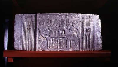 Gesims einer falschen Tür aus einem Mastaba-Grab, das den Grabinhaber Shery, einen hohen Beamten der Dynastie IV, und seine Frau Khentetka darstellt, Saqqara, Altes Reich von Egyptian 4th Dynasty