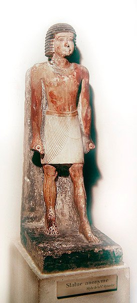 Statue eines stehenden Mannes mit einem weißen Schenti von Egyptian 5th Dynasty