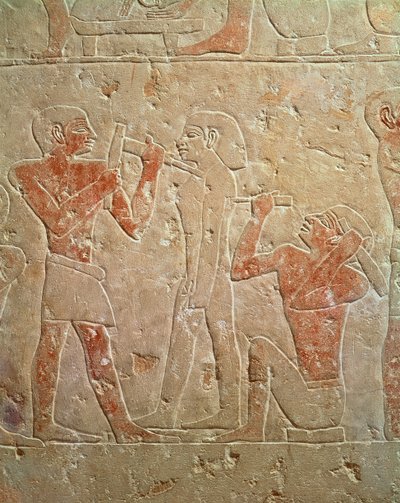 Relief, das zwei Bildhauer zeigt, die eine Statue schnitzen, aus der Mastaba von Kaemrehu, Saqqara, Altes Reich, ca. 2325 v. Chr. von Egyptian 6th Dynasty