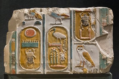 Geschnitzte Wand mit drei Kartuschen von König Thutmosis I und III von Egyptian Egyptian
