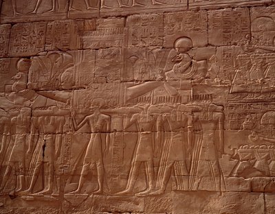Ägyptische Antike: Relief aus dem Tempel von Karnak (Karnak), Luxor, Ägypten von Egyptian Egyptian