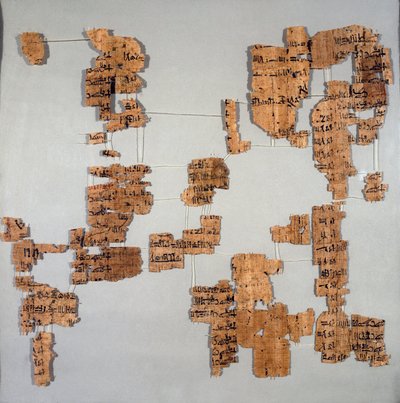 Ägyptische Antike: Fragmente des Papyrus, bekannt als der Königliche Kanon oder „Papyrus Royal“, der die Liste der Pharaonen von der 1. bis zur 17. Dynastie enthält. Turin, Ägyptisches Museum von Egyptian Egyptian