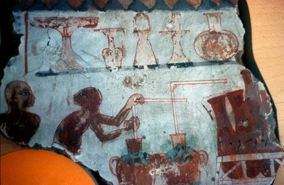 Fragment eines Wandgemäldes aus Theben, das zwei männliche Figuren bei der Zubereitung oder Abfüllung von Lebensmitteln in flüssiger Form darstellt, 1540-1479 v. Chr. (Wandgemälde) von Egyptian Egyptian