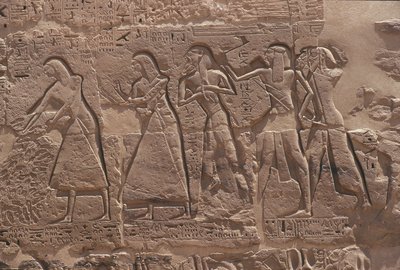 Relief eines Schreibers und eines Gefangenen im befestigten Tempel von Ramses III. in Medinet Habu von Egyptian Egyptian