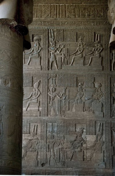 Ägyptische Antiquitäten: Reliefs im Hypostylraum des Tempels, der der Göttin Hathor gewidmet ist, Denderah, Ägypten von Egyptian Ptolemaic Period