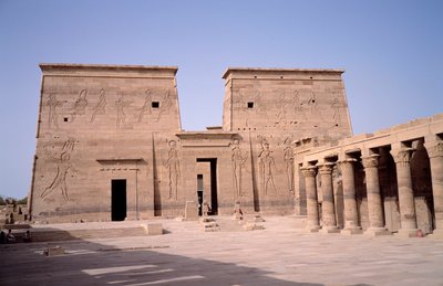 Ägyptische Antike: Ansicht des Eingangs zum Tempel von Edfu, Ägypten von Egyptian Ptolemaic Period