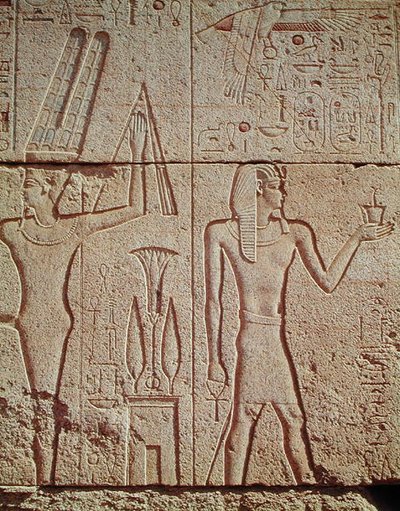 Relief, das Philipp Arridaeus (323-317 v. Chr.) zeigt, wie er einen Weihrauchbehälter vor Amun hält, mit dem Gott Min links, aus dem Heiligtum von Philipp Arridaeus, makedonische Dynastie von Egyptian Ptolemaic Period