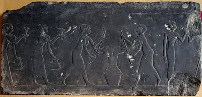 Ägyptische Antiquität: Kalksteinplatte mit Flachrelief, das das Pressen von Lotusblumen darstellt, 8. bis 7. Jahrhundert v. Chr. (Relief) von Egyptian School