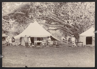 J.J. Cotton in Topi und Zelt (s/w Foto) von English Photographer
