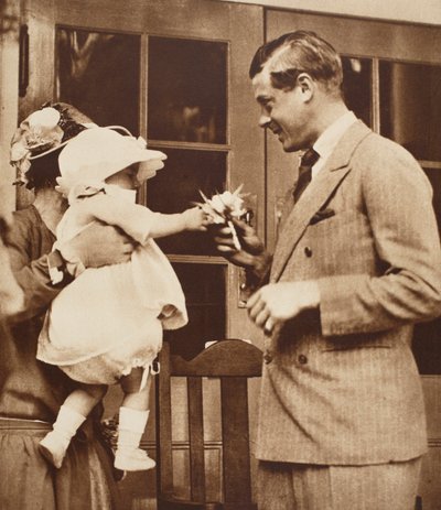 Ein Kind überreicht König Edward VIII. einen Blumenstrauß im Enham Village Centre, 1926 von English Photographer