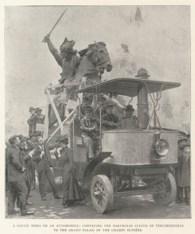 Ein gallischer Held auf einem Automobil, der die Bartholdi-Statue von Vercingetorix zum Grand Palais der Champs Elysees bringt von English Photographer
