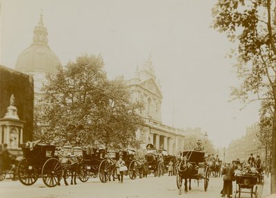 Eine belebte Straßenszene mit der Brompton Oratory von English Photographer