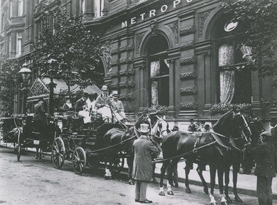 Eine pferdegezogene Kutsche auf der Straße vor dem Hotel Metropole von English Photographer