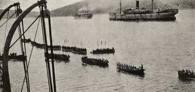 Eine Landungstruppe verlässt die Transportschiffe während der Gallipoli-Kampagne, aus 
