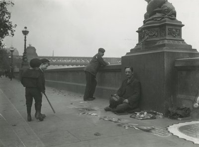 Ein Straßenkünstler auf dem Embankment von English Photographer