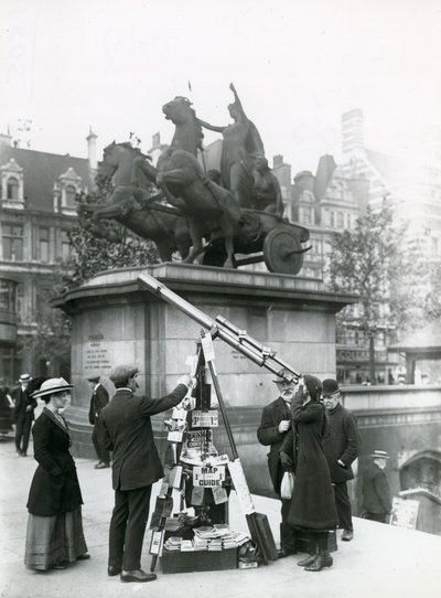 Ein Teleskop zum Betrachten von Big Ben am Embankment bei der Boadicea-Statue von English Photographer