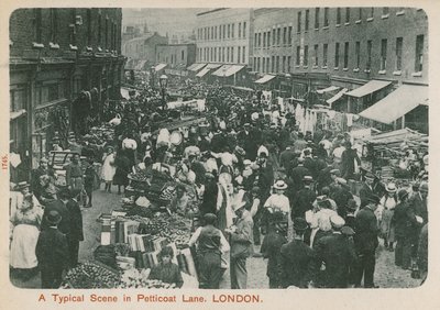 Eine typische Szene in Petticoat Lane, London von English Photographer