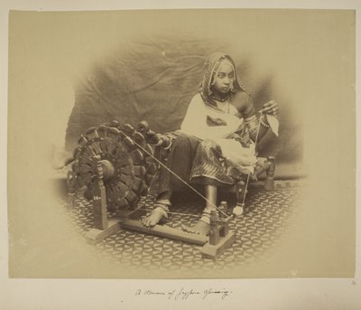 Eine Frau aus Jeypore beim Spinnen, ca. 1890 von English Photographer