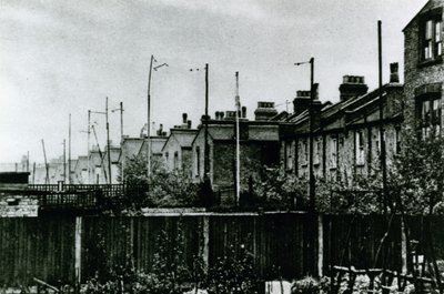 Antennen in Vorstadtgärten, 1925 von English Photographer