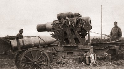 Eine österreichische Riesenschwerhaubitze und ihre Granate, verwendet während des Ersten Weltkriegs, aus The Illustrated War News, 1915 von English Photographer