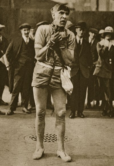 Ein Schauspieler verkleidet als Houdini vor einer Theaterbühne von English Photographer