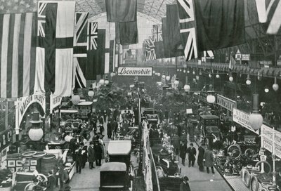 Automobilausstellung in der Agricultural Hall von English Photographer