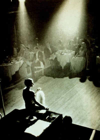 Beatrice Lillie, eine Revuekünstlerin in den 1920er Jahren, unter einem Scheinwerfer im Cafe de Paris von English Photographer
