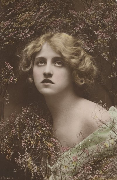 Schönes Mädchen, umgeben von Heidekraut (Foto) von English Photographer
