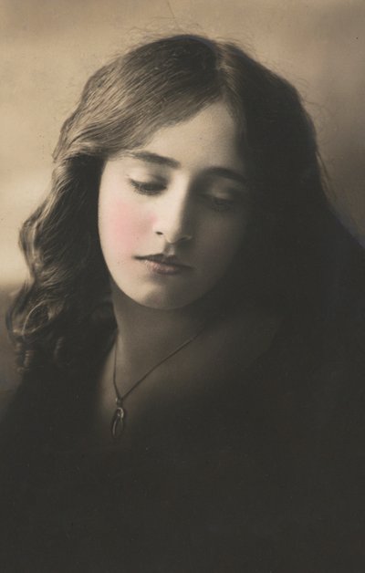 Schönes Mädchen mit langen dunklen Haaren und Medaillon um den Hals (Foto) von English Photographer