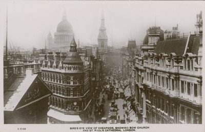 Vogelperspektive von Cheapside mit Bow Church und St. Pauls Kathedrale, London von English Photographer