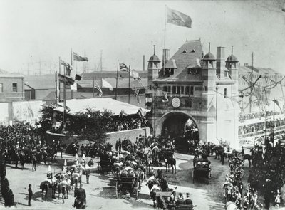 Blackwall Tunnel: Pferdekutschen passieren den Eingang bei der Eröffnungszeremonie des Tunnels, 1897 von English Photographer