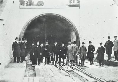 Blackwall Tunnel: Inspektion des unterseeischen Teils durch Würdenträger, 1895 von English Photographer