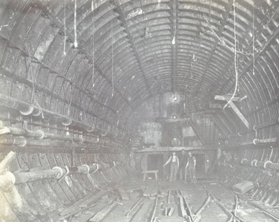 Blackwall Tunnel: Zwei Männer stehen in der Luftschleuse, 1894 von English Photographer