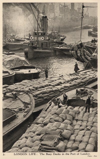 Boote und Lastkähne in den geschäftigen Docks des Hafens von London (s/w Foto) von English Photographer