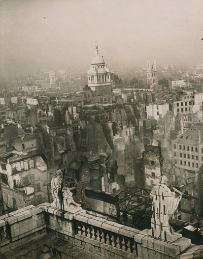 Bombenschäden vom Dach der St. Pauls Kathedrale von English Photographer