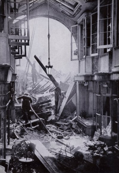 Bombenschaden an der Burlington Arcade, Piccadilly, London von English Photographer