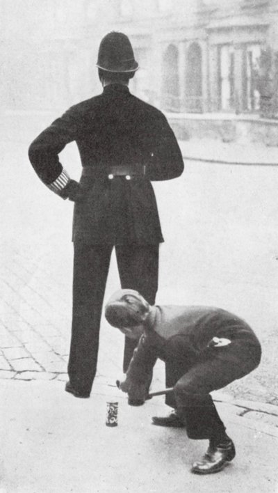 Junge spielt einem Polizisten einen Streich von English Photographer