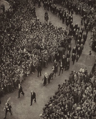 Der britische Premierminister Winston Churchill und sein Kabinett auf dem Weg zur Kirche St. Margaret, Westminster, für einen Dankgottesdienst für die Befreiung von der Bedrohung durch die Nazi-Invasion, 8. Mai 1945 (s/w Foto) von English Photographer