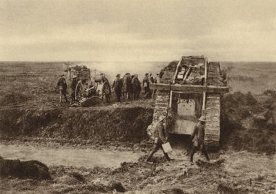 Britische Panzerschwadron passiert Artilleriestellungen bei Graincourt auf dem Weg zum Angriff auf den Bourlon-Wald, Schlacht von Cambrai, Frankreich, Erster Weltkrieg, November 1917 von English Photographer