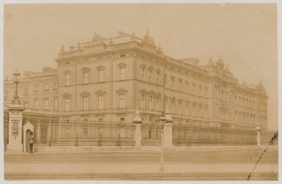 Buckingham Palace, 1876 von English Photographer