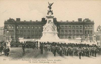 Buckingham Palace und Queen Victoria Memorial; Die Garde-Band passiert von English Photographer