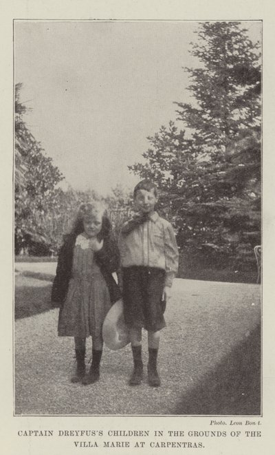 Die Kinder von Kapitän Dreyfus im Garten der Villa Marie in Carpentras von English Photographer
