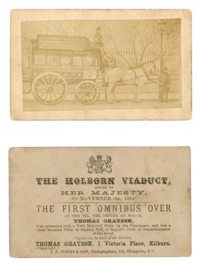 Karte (Vorder- und Rückseite) zur Erinnerung an den ersten Omnibus, der über das Holborn Viadukt fuhr, 6. November 1869 von English Photographer