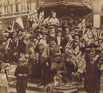Feiern des Sieges im Ersten Weltkrieg am Piccadilly Circus, London von English Photographer