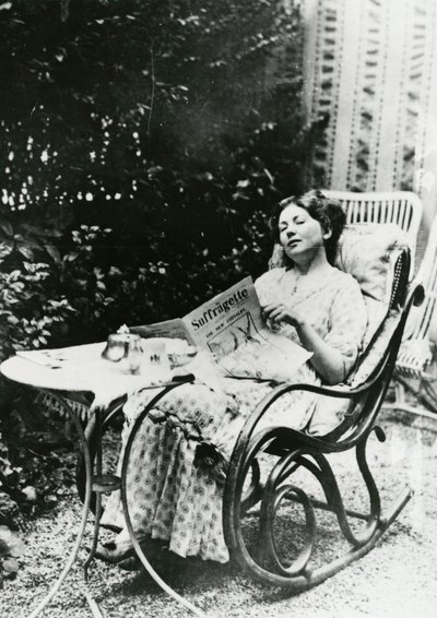 Christabel Pankhurst (1881-1969) liest eine Ausgabe von The Suffragette, ca. 1905-14 von English Photographer