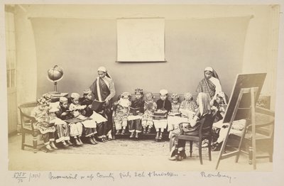 Klasse mit Lehrerin in einer Mofussil- oder Landmädchenschule, Bombay, ca. 1873 von English Photographer