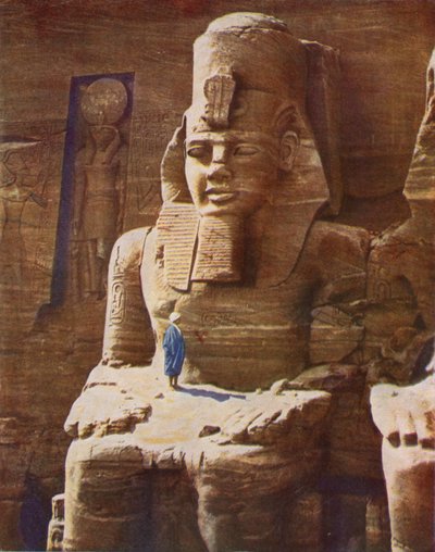 Kolossale sitzende Figur von Ramses II. in Abu-Simbel von English Photographer