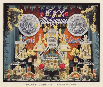 Farbe in einer Margarine- und Schmalzauslage von English Photographer
