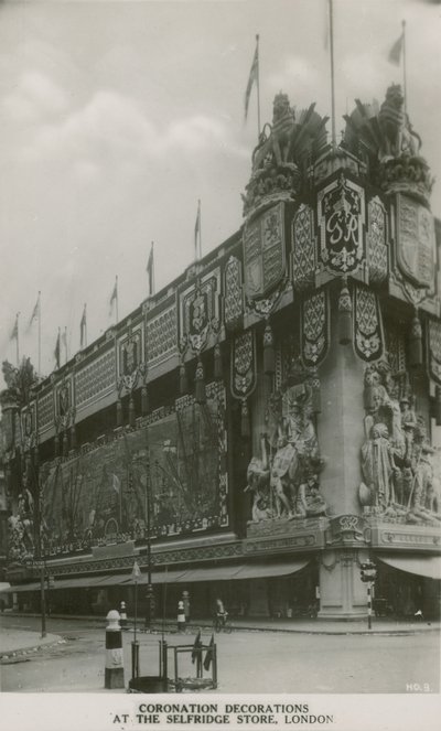Krönungsdekorationen im Selfridge-Geschäft, London von English Photographer