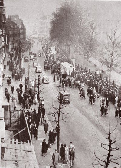 Menschenmengen warten auf Zugang zur Westminster Hall während der Aufbahrung von George V, 1936 von English Photographer